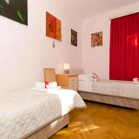Διαμέρισμα Red Orange - Two-bedroom With Terrace