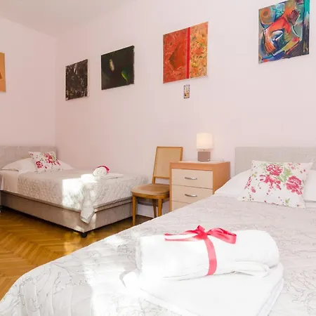 Διαμέρισμα Red Orange - Two-bedroom With Terrace *